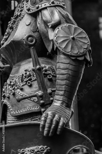 Fotografia Hand in armour of the medieval knight statue
