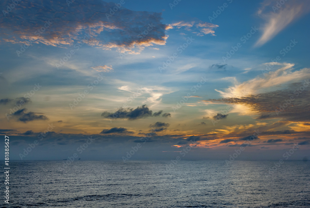 Fototapeta premium Beauty sunset in ocean