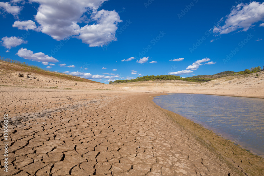 Fotografia landscape of low level water and dry earth ground in advance, extreme drought in