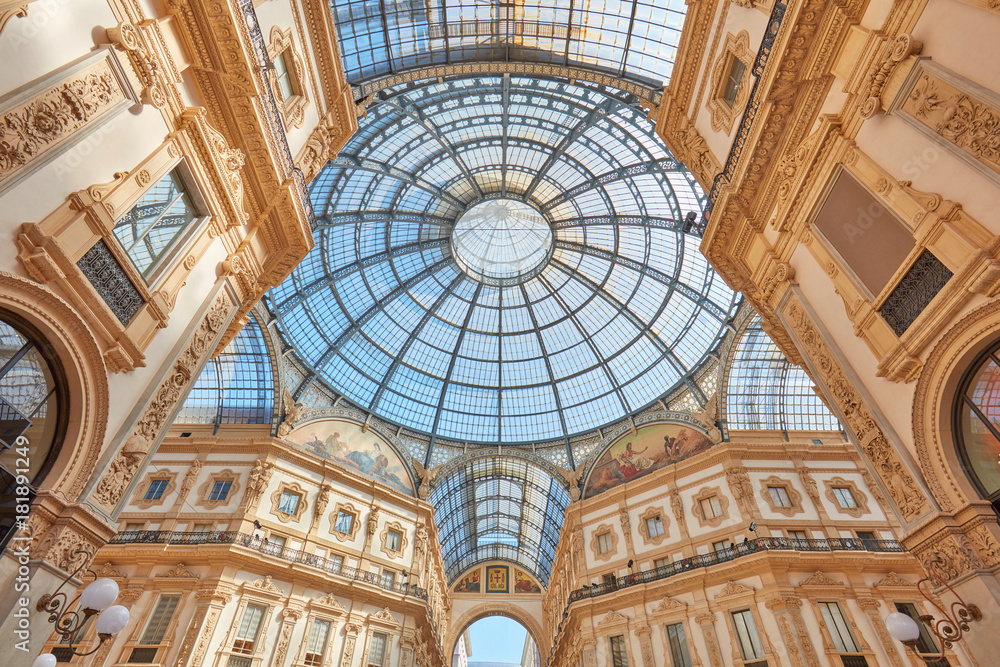 Obraz premium Mediolan, wnętrze galerii Vittorio Emanuele, szeroki kąt widzenia w słoneczny dzień. W galerii znajduje się wiele luksusowych sklepów mody włoskiej stolicy mody.