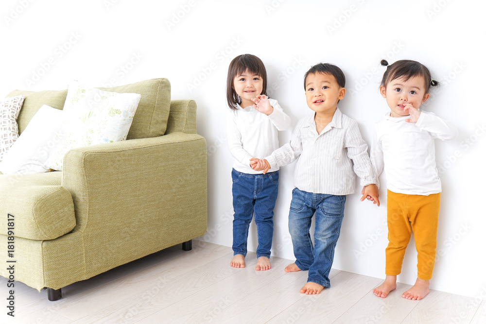 手をつなぐ仲良しの子供たち