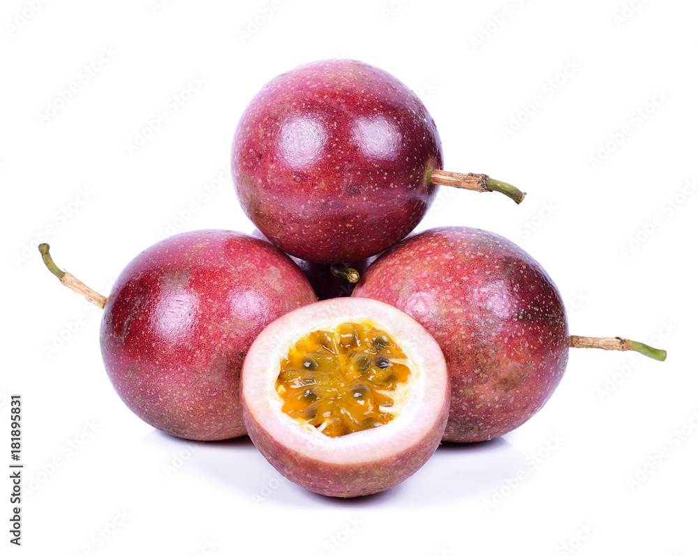 Obraz premium Passion fruit isolated on white background