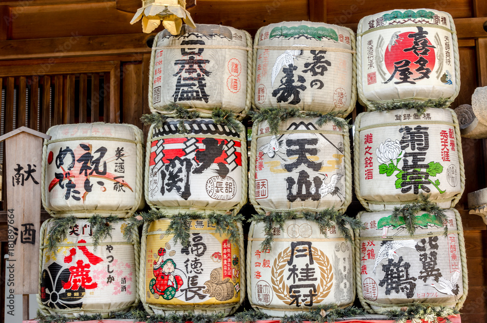 Naklejka premium Sake beczki w japońskiej świątyni, prefektura Fukuoka Japonia
