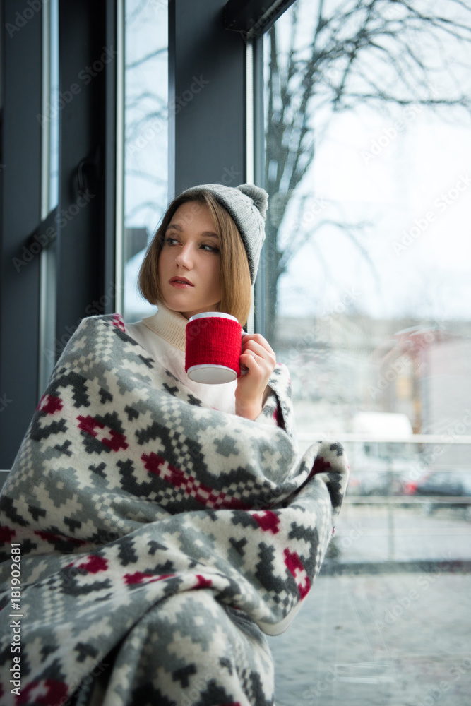 Fototapeta premium girl holding red cup