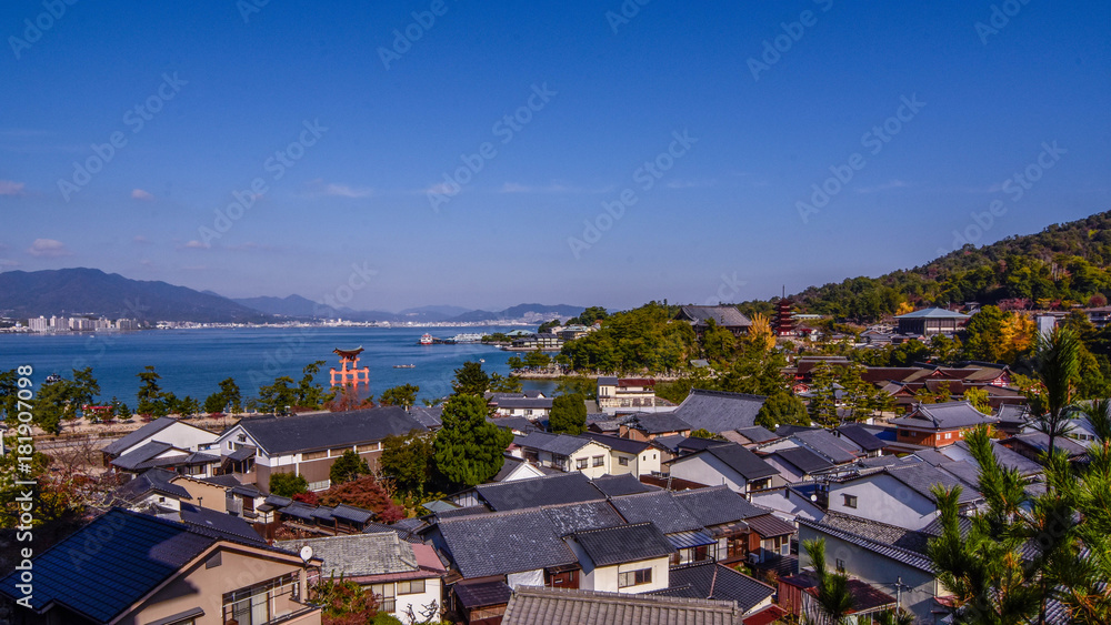 日本、広島、宮島、厳島神社の敷地外より見た紅葉、モミジと秋の五重塔と大鳥居