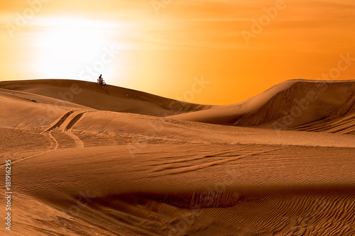 Motocross sulle dune del deserto