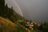 Bergdorf Stuls/Stugl, Graubünden mit Regenbogen