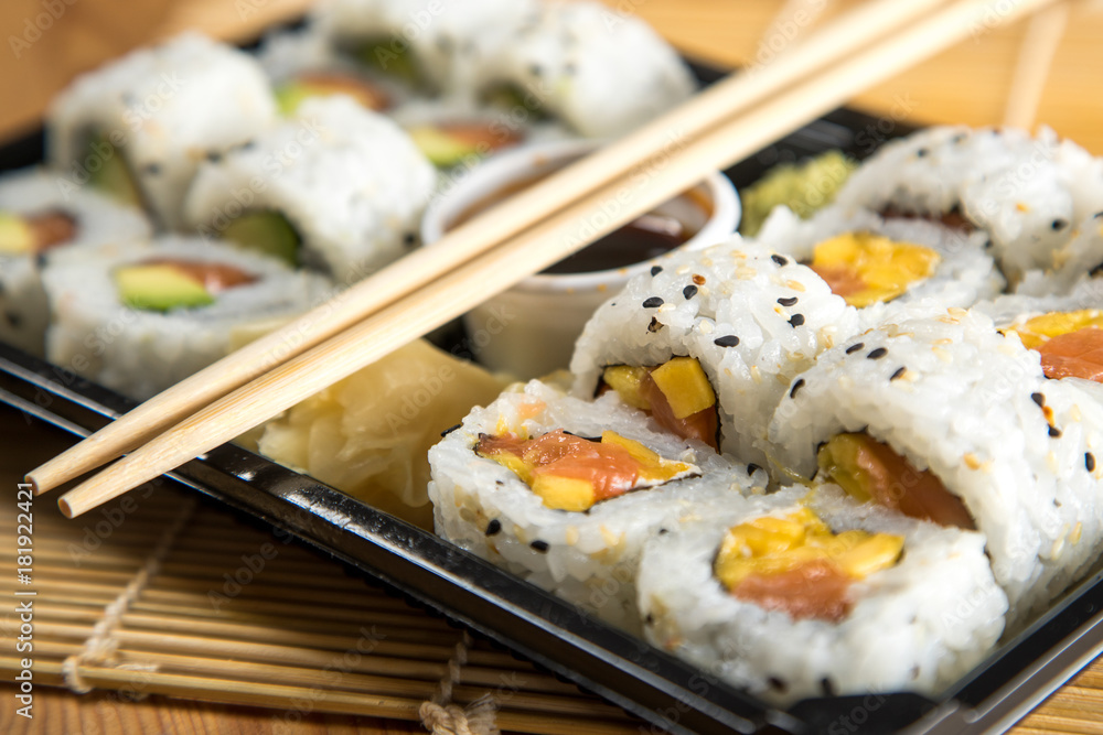 Inside Out Sushi vom Lieferdienst in Variation Mango Lachs Frischkäse und Avocado Lachs Inside Out Sushi vom Lieferdienst in Variation Mango Lachs Frischkäse und Avocado Lachs