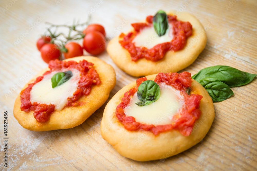 Pizze fritte, Cibo Napoletano, Specialità Italiana Pizze fritte, Cibo Napoletano, Specialità Italiana