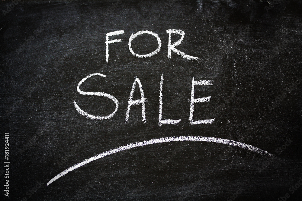 Obraz premium For Sale Business Slogan On Black Chalkboard