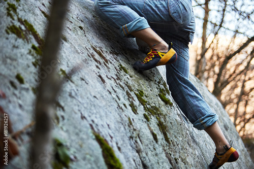 Dettaglio scarpa da arrampicata su roccia photo