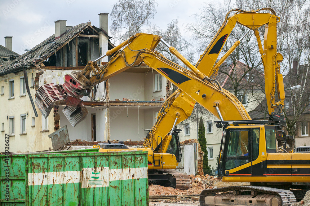 Bagger beim Abriss eines alten Wohnhauses Bagger beim Abriss eines alten Wohnhauses