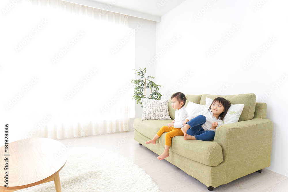 家で仲良く遊ぶ子供 家で仲良く遊ぶ子供