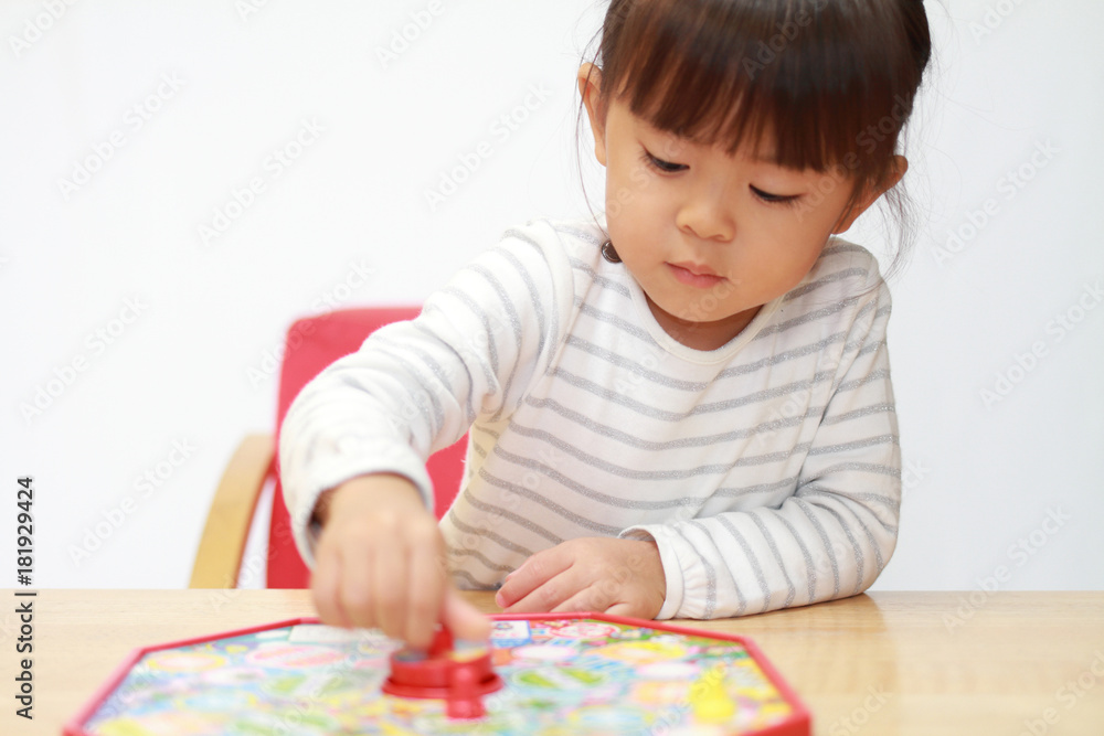 Fototapeta premium ボードゲームで遊ぶ幼児 (3歳)