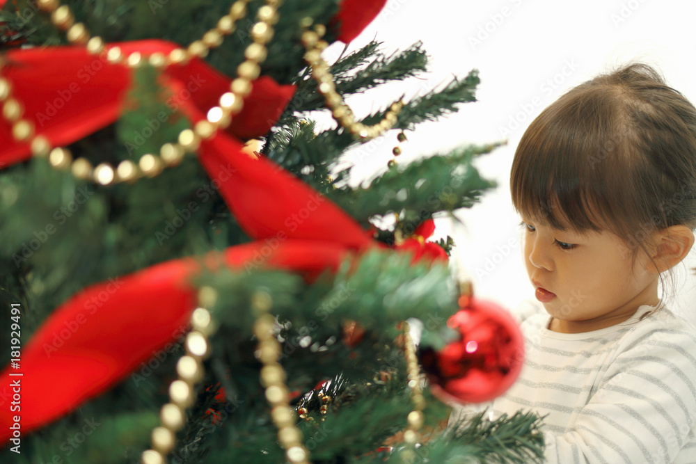 クリスマスツリーを飾り付ける幼児(3歳児)