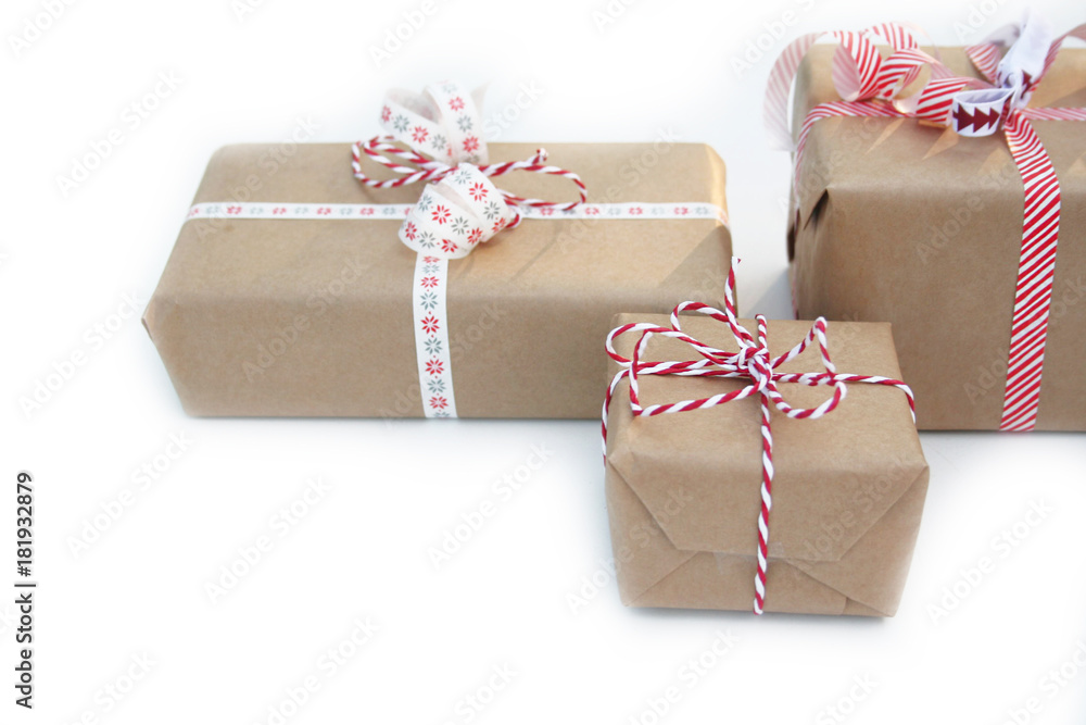 Pacchi regalo con fiocchi rosso e bianco su sfondo bianco. Sfondo di Natale  Stock Photo