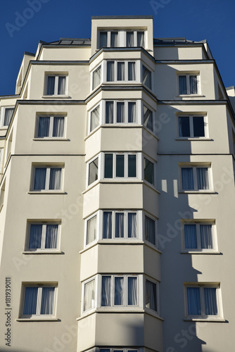 Immeuble parisien à fenêtres en saillie, France © JFBRUNEAU