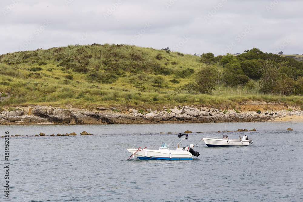 Obraz premium small outboard boats moored at the entrance to a seaport 