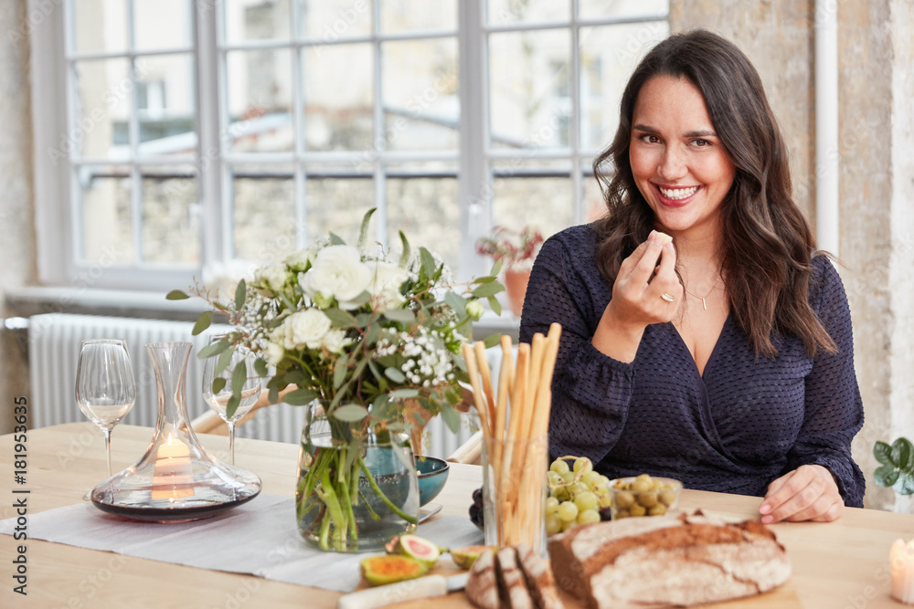 Frau in Küche beim romantischen Abendessen Frau in Küche beim romantischen Abendessen