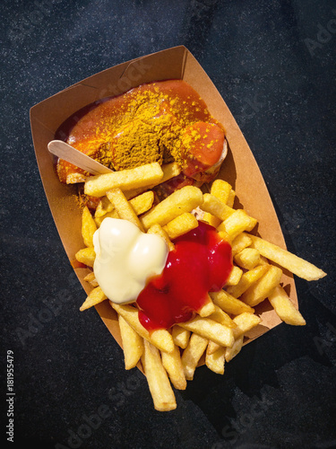 Currywurst und Pommes