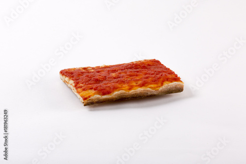 Trancio di pizza rossa italiana su sfondo bianco