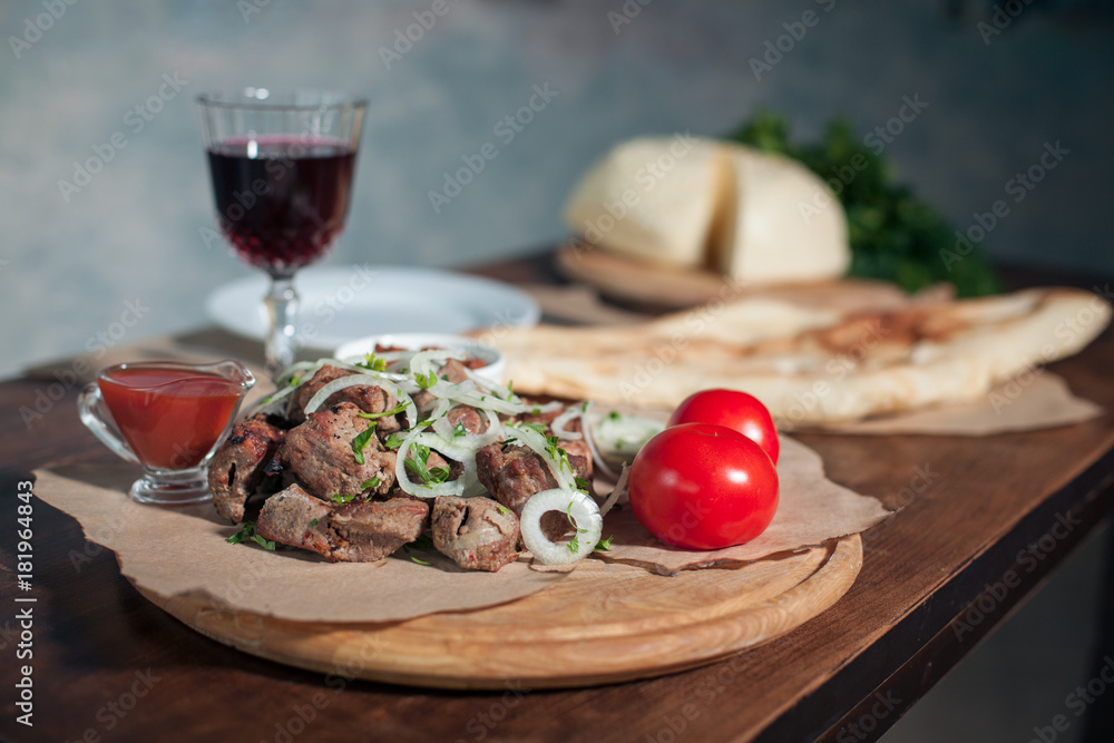 bbq meat with spicy sauce, tomatoes and red wine;