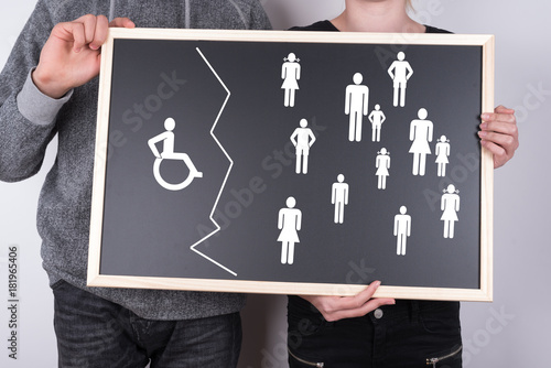 Jugendliche halten Schild mit Thema Chancengleichheit und Inklusion hoch