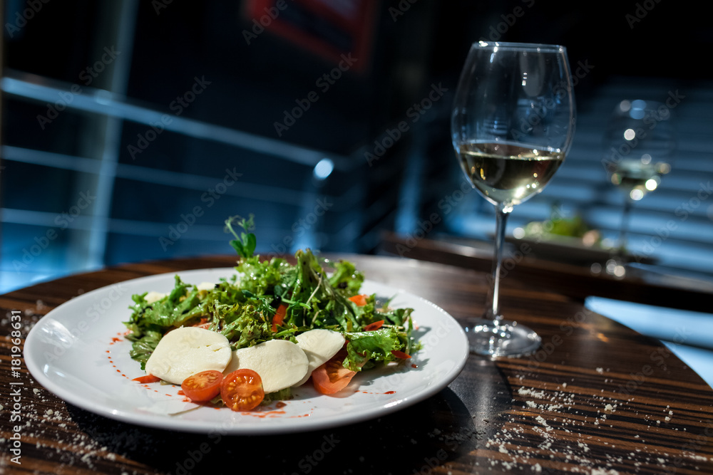 mozzarella salad with white wine,