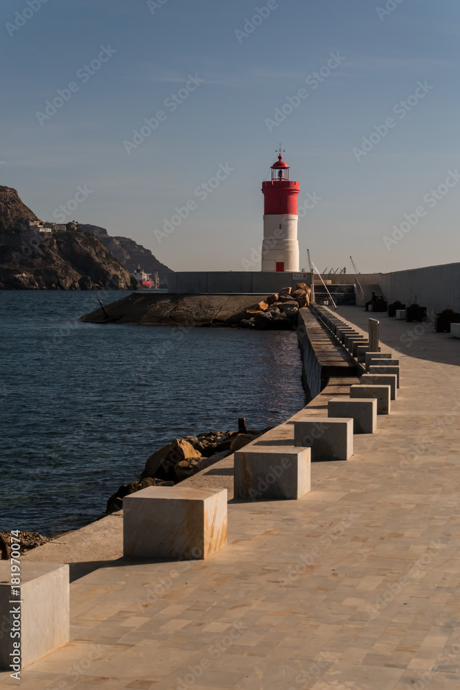 Roter Leuchtturm im Hafen von Cartagena