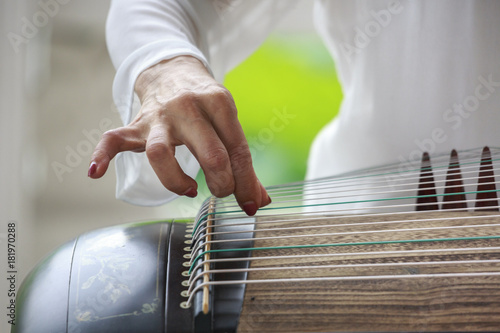 Fotografie The Chinese play the Guqin scene