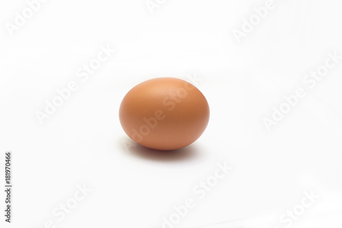 одно яйцо на белом фоне.