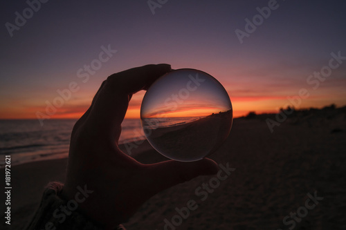 Arte di un tramonto attraverso la sfera di cristallo