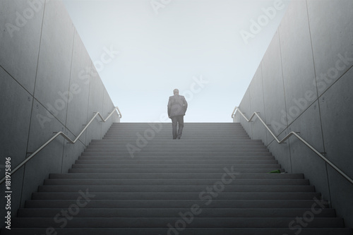 Mann auf Treppe