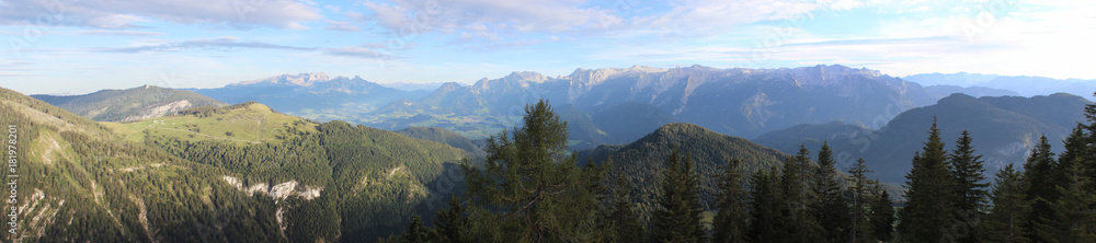 traumhafter Ausblick eim Abstieg von der Moosangeralm am Trattberg im Tennengau