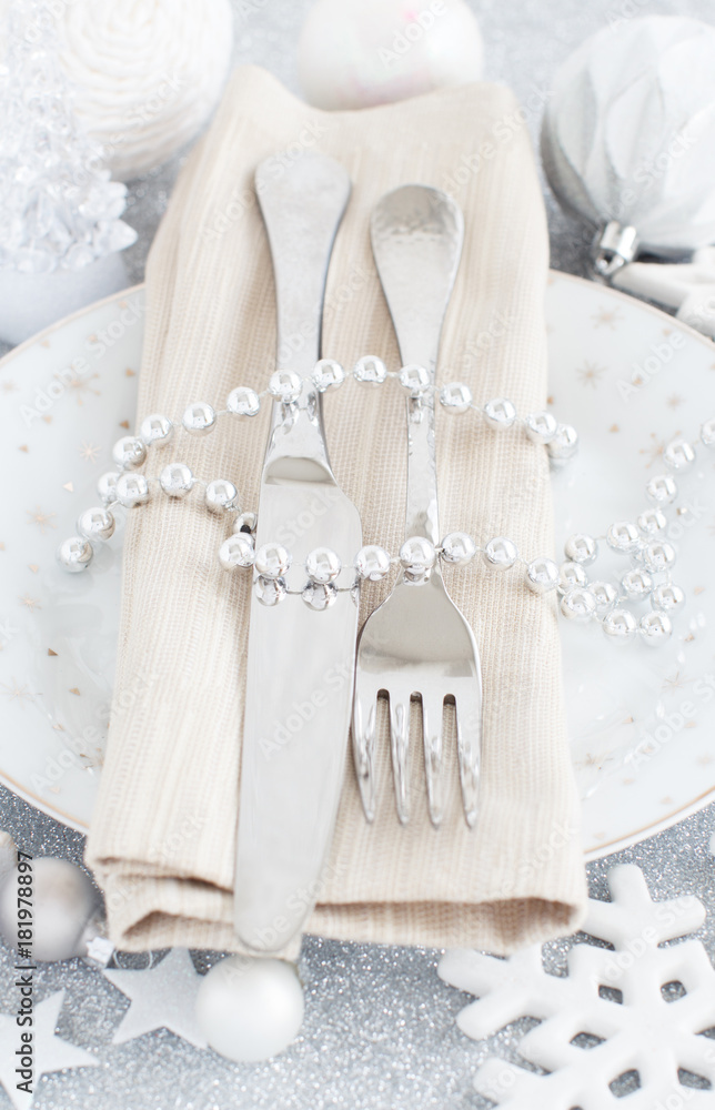 Silver Christmas Table Setting Silver Christmas Table Setting