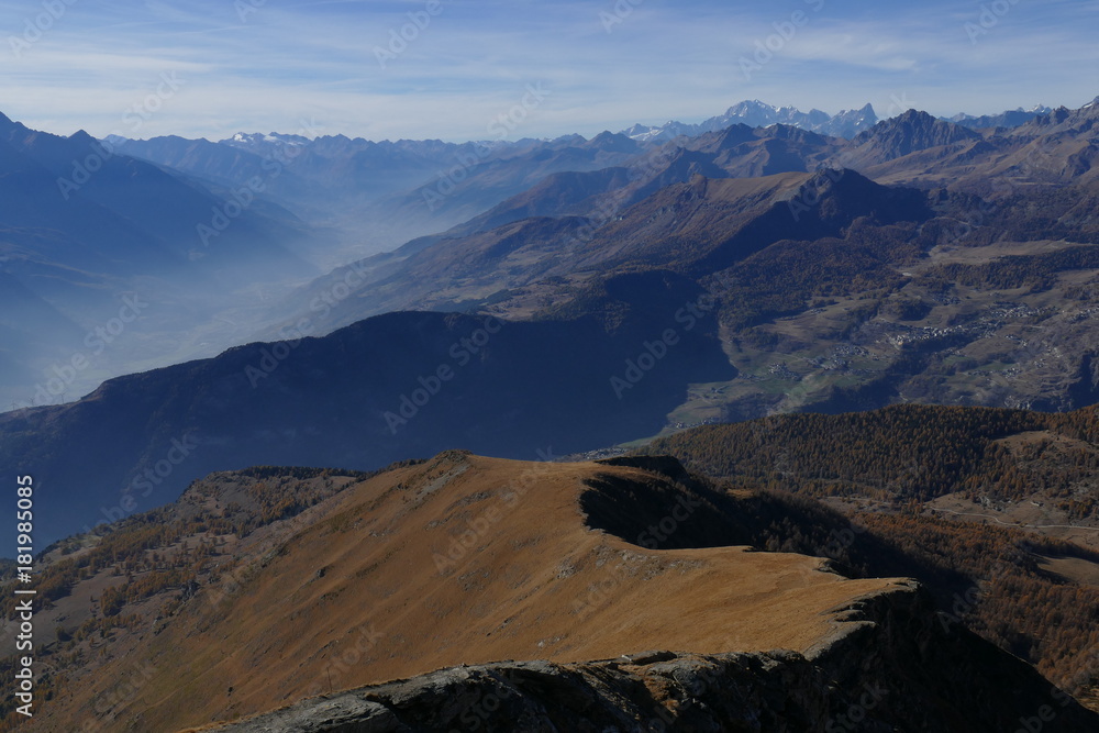 Blick vom Mont Zerbion ins Aostatal und zum Mont Blanc