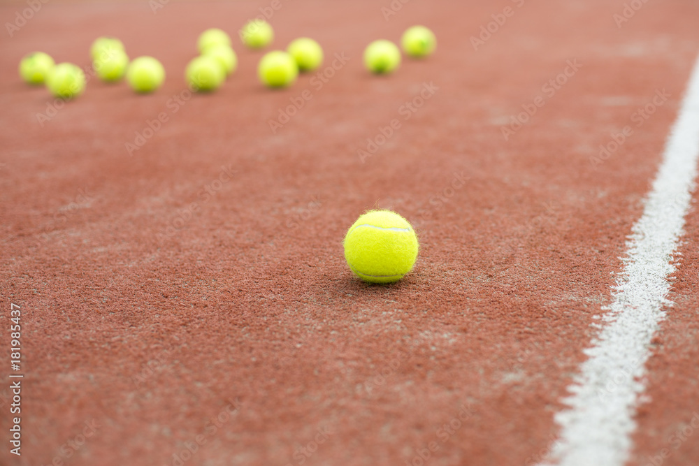 Palla da tennis gialla su terra battuta Stock Photo | Adobe Stock