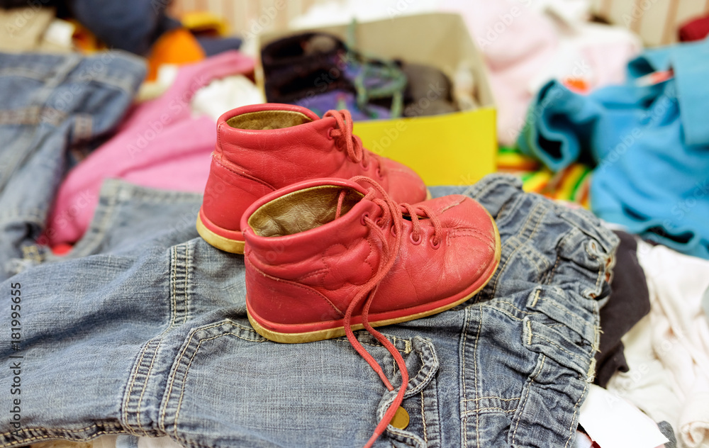 Gebrauchte rote Schuhe für Kinder in einem Second Hand Laden Stock-Foto |  Adobe Stock