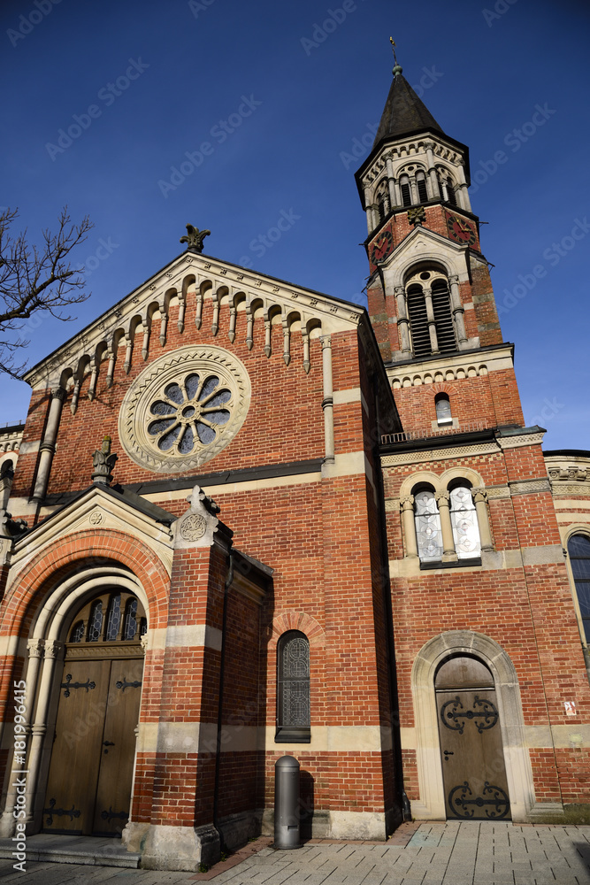 Fototapeta premium kirche, architektur, bauwerk, alt historisch, geschichte, rot, backstein, turm, romanik, fenster, tür, holz, glas, himmel, blau, herbst, ast, nattheim, germany, europa, schön, romanik, backstein, reli