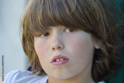 Nachdenklicher Junge