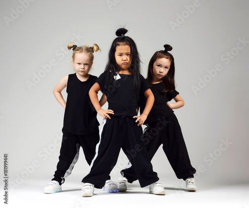 Fotografie Group of three young girl kids hip hop dancers on gray