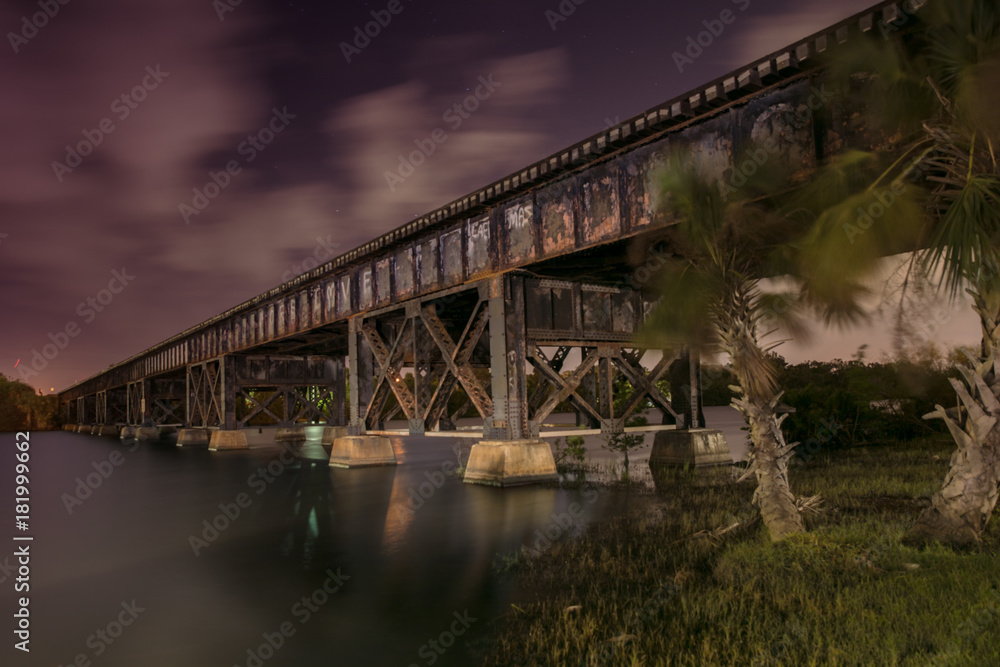 Obraz premium Bridge in colorful sunset 