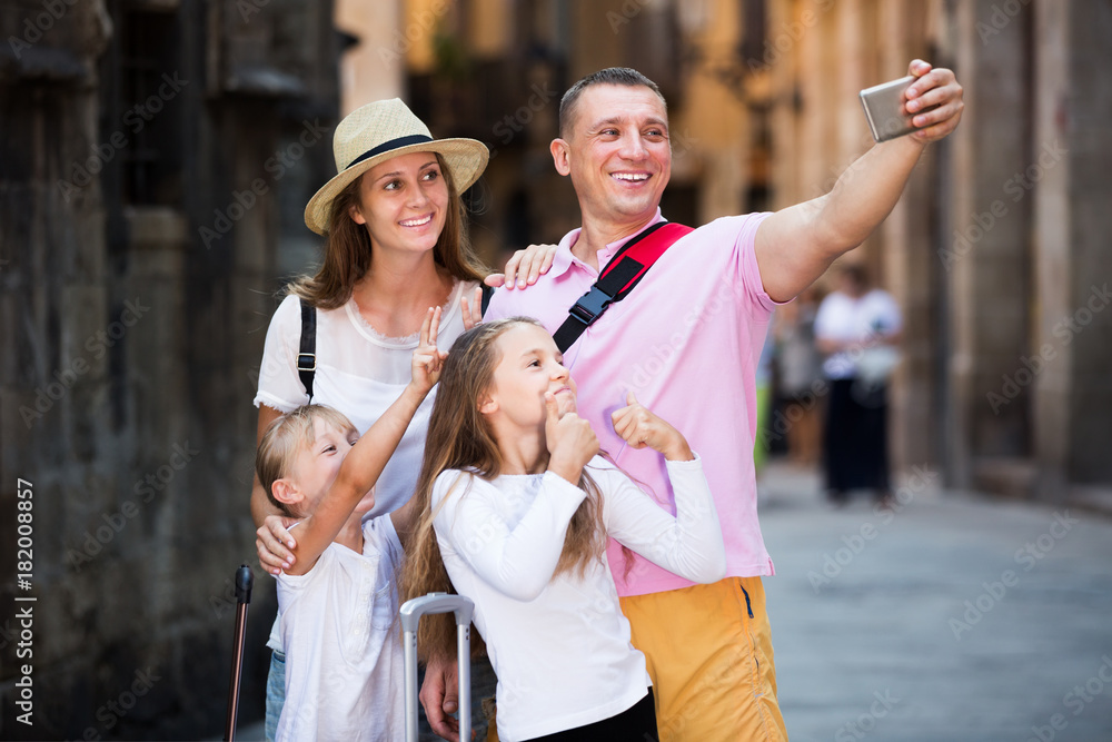 Obraz premium Travelers family taking selfie