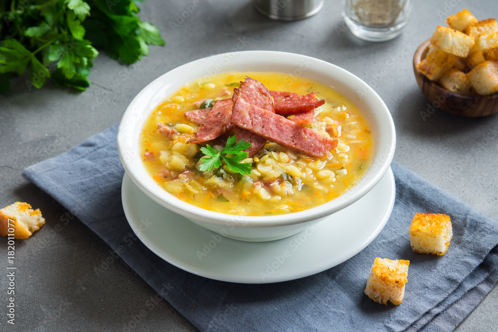 Fotografie Split pea soup with smoked ham and croutons