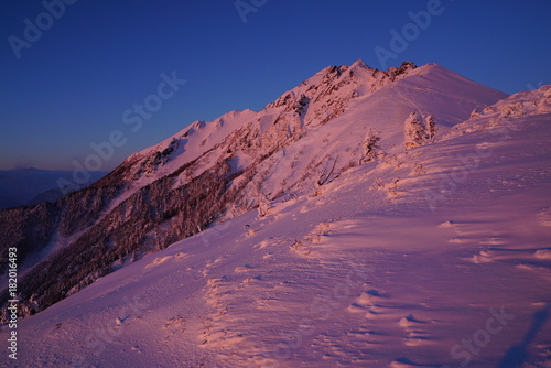 厳冬の日本アルプス　西穂高岳の夕暮れ © 智二 加藤