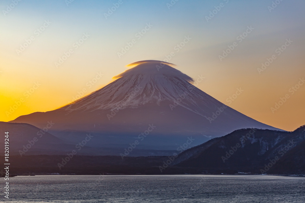 富士山と朝焼けの空、山梨県本栖湖にて