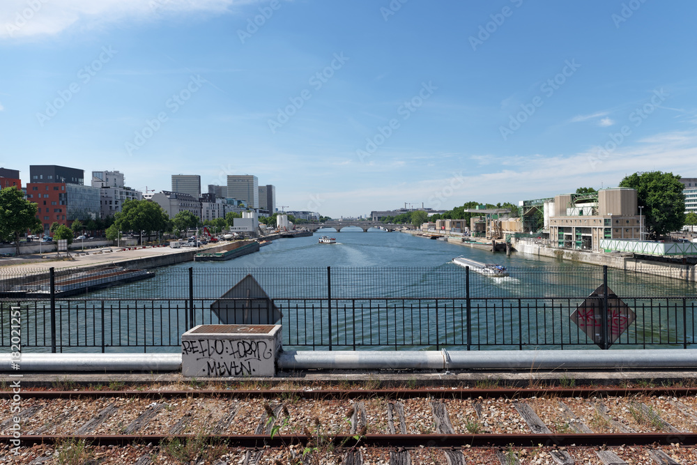 Fototapeta premium ancienne voie ferrées de la petite ceinture de Paris