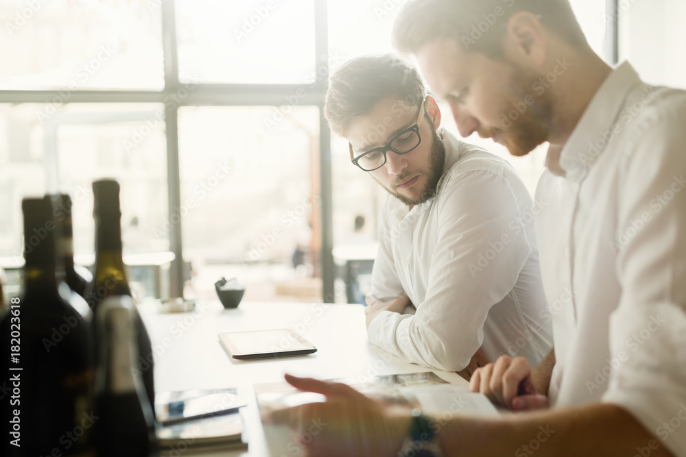 Obraz premium Busy business people working on break