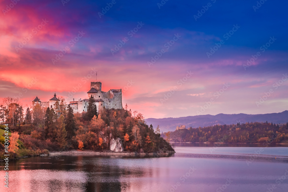 Fototapeta premium Piękny zamek nad jeziorem jesienią o zmierzchu