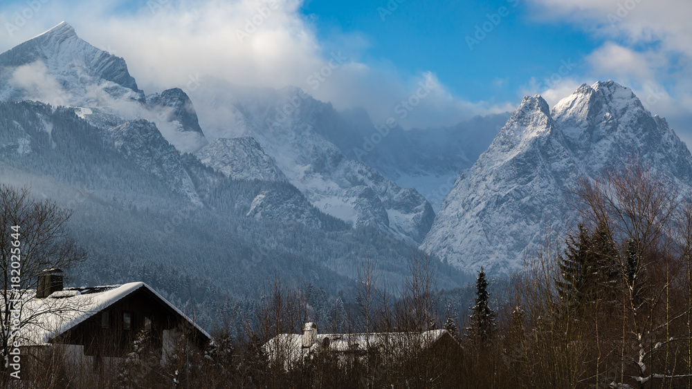 Berge  über Dächer von Garmisch-Partenkirchen